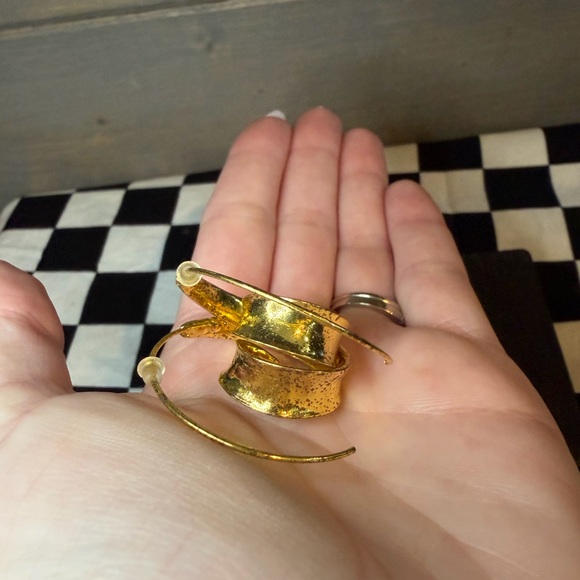 Swirl Modern Hoop Earrings - Picture 5 of 5